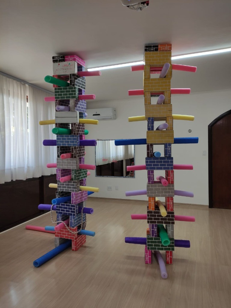 Construção tridimensional com colunas de tijolos e bastões atravessados